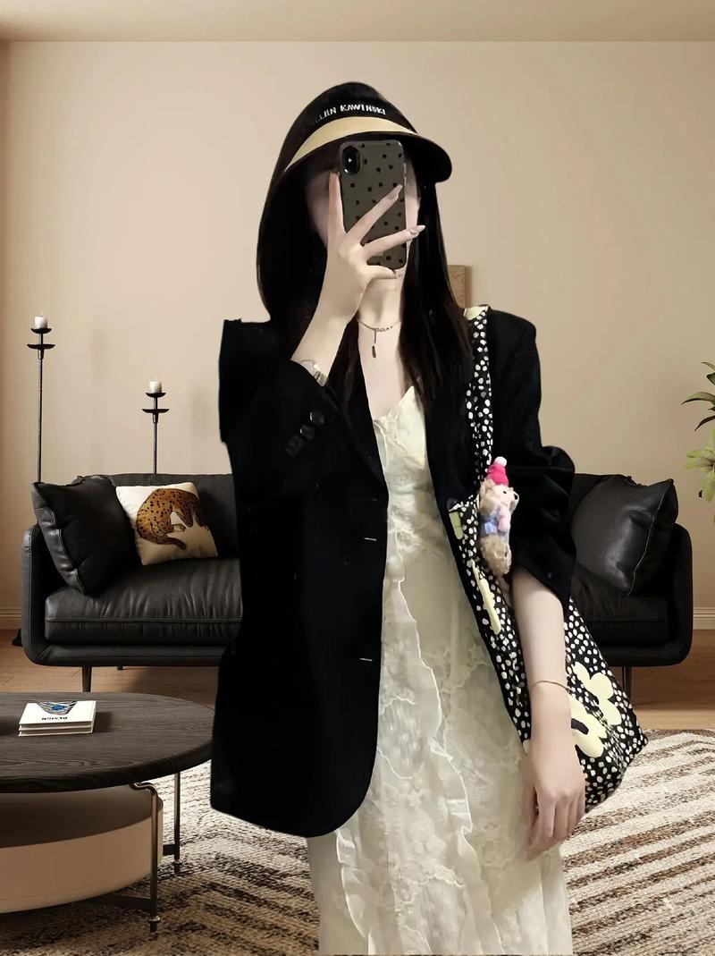 黑色的蕾丝连衣裙怎么搭配外套