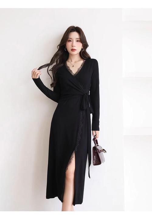 黑色的蕾丝连衣裙怎么搭配外套