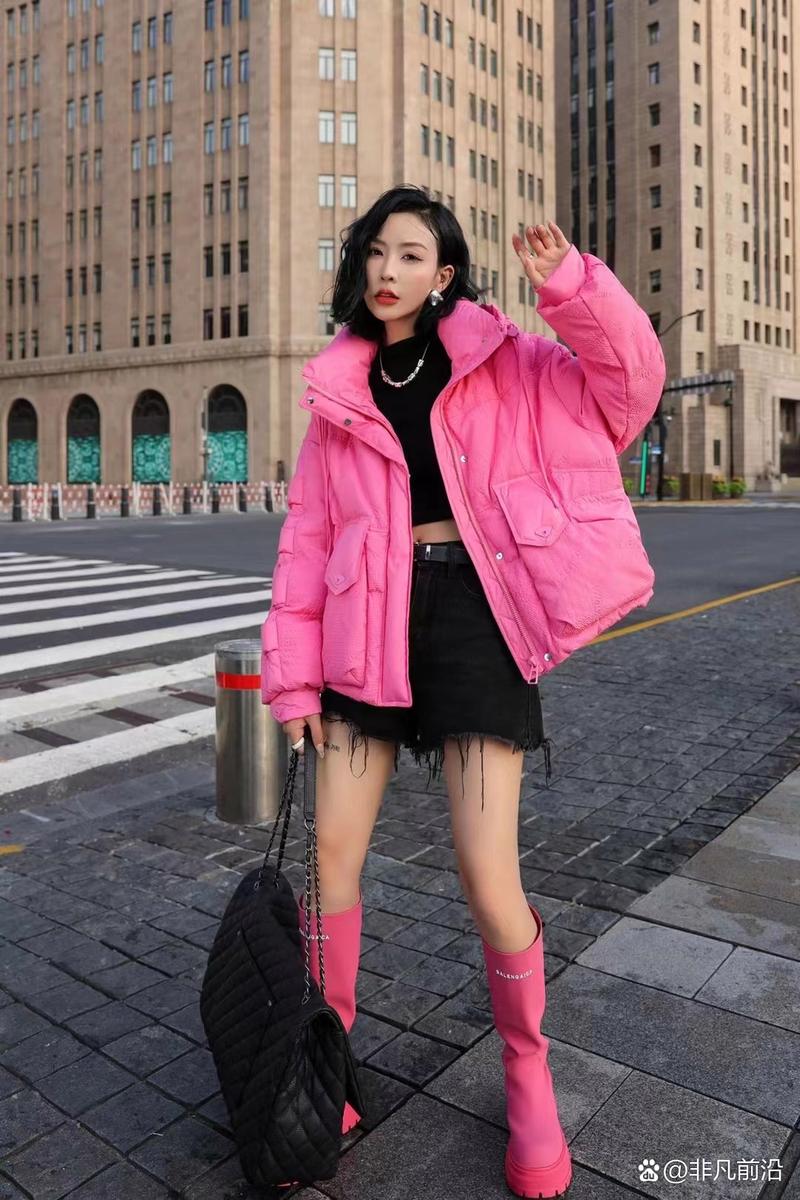 粉红色短袄怎么搭配什么裤子好看