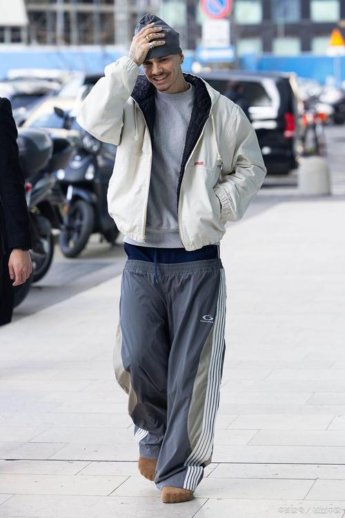 什么裤子配马丁靴好看