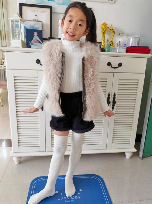 儿童穿长筒袜怎么搭配