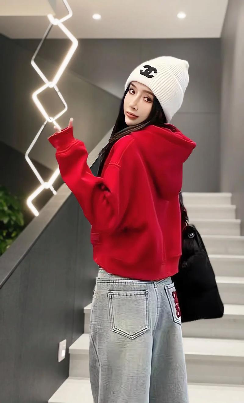 短款红色卫衣怎么搭配衣服