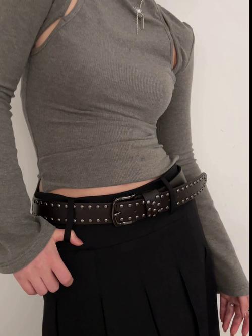 带腰带的裤子怎么搭配