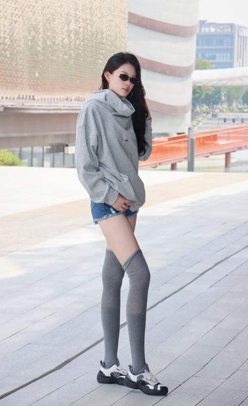 长筒袜过膝袜怎么搭配鞋子