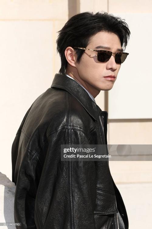 白色男靴子怎么搭配衣服