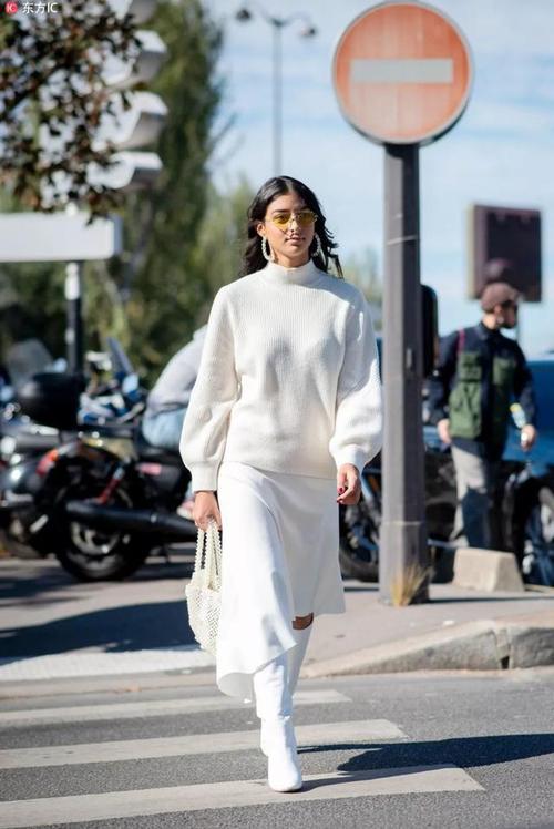 白色过膝毛衣怎么搭配图片