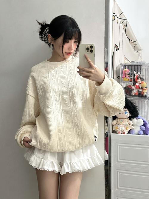 白色过膝毛衣怎么搭配图片