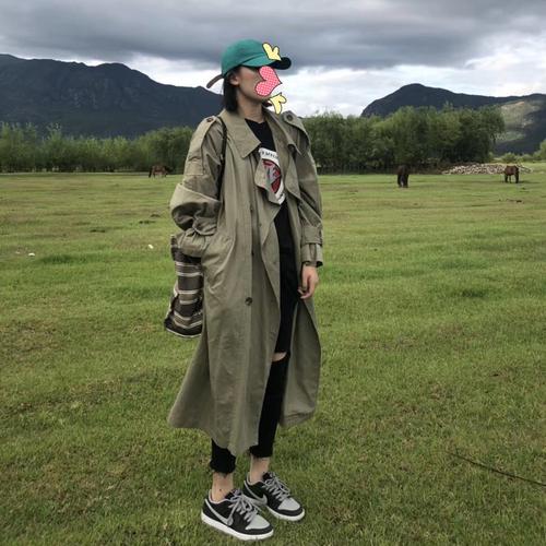 粉绿色风衣怎么搭配图片