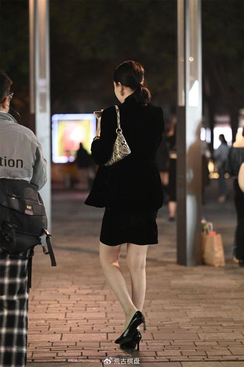 中跟鞋黑色怎么搭配图片