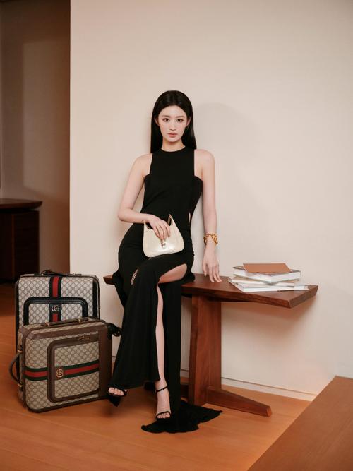 一字黑凉鞋怎么搭配