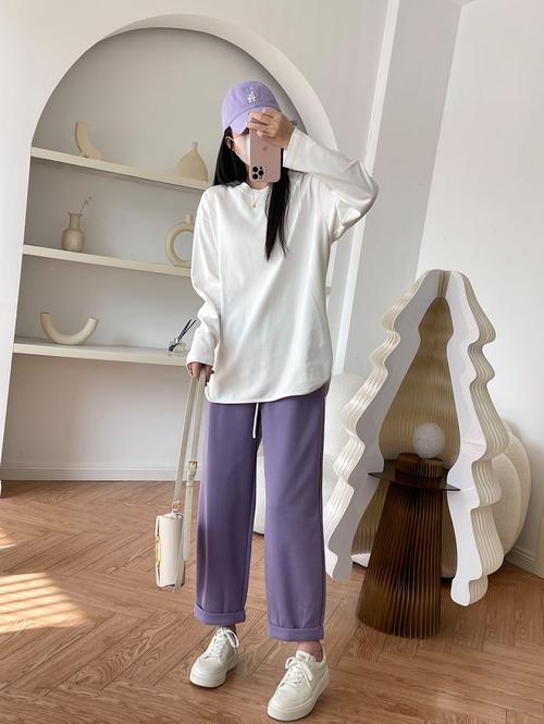 修身长款白t怎么搭配