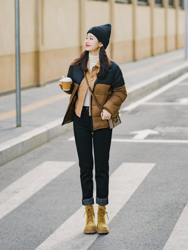 小皮靴怎么搭配衣服好看