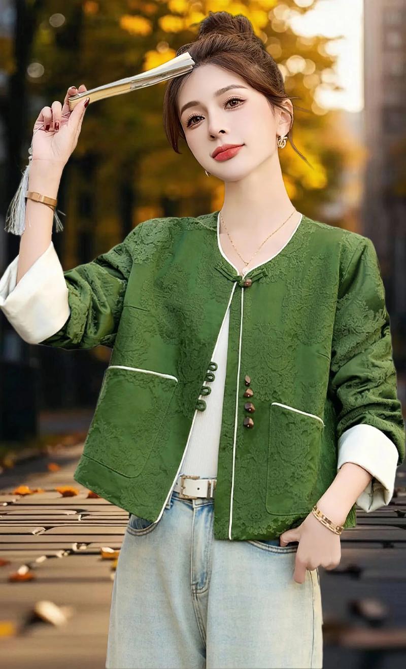 绿色外套配什么内搭