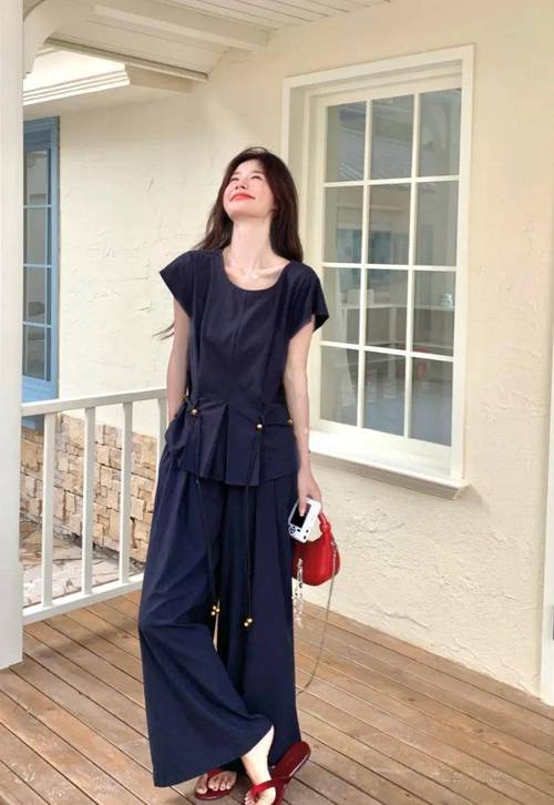 藏蓝色阔腿裤怎么搭配