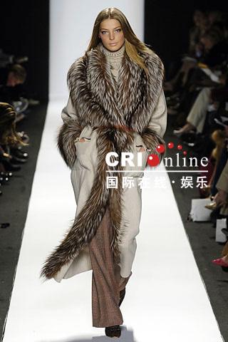 皮草马甲下身怎么搭配