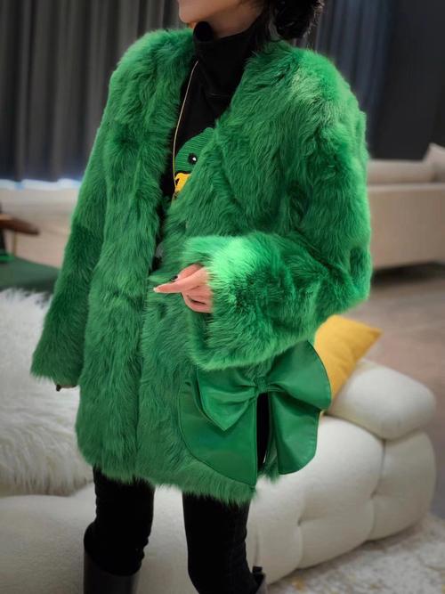 墨绿色短皮草怎么搭配图片