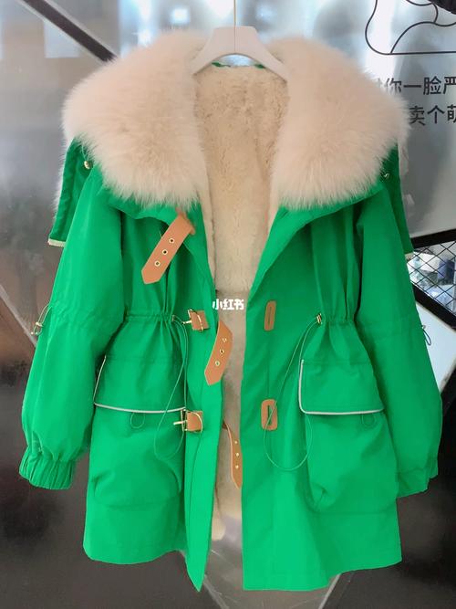 墨绿色短皮草怎么搭配图片