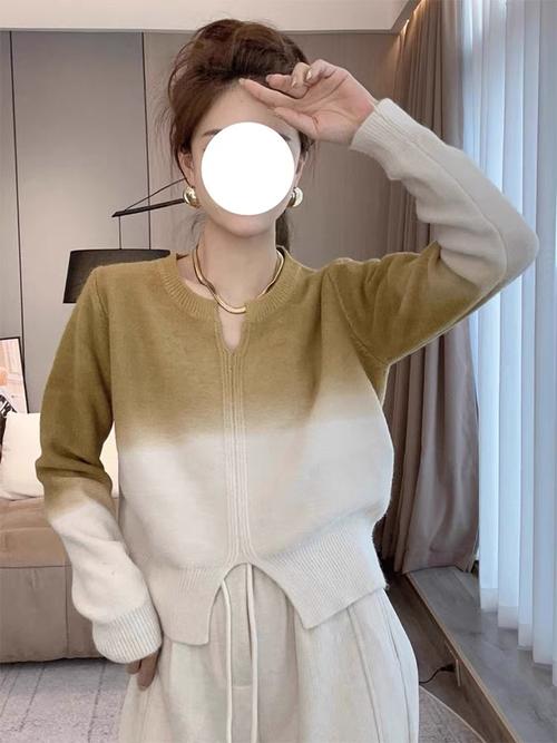 开叉短装毛衣怎么搭配