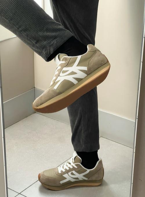 卡其鞋子怎么搭配