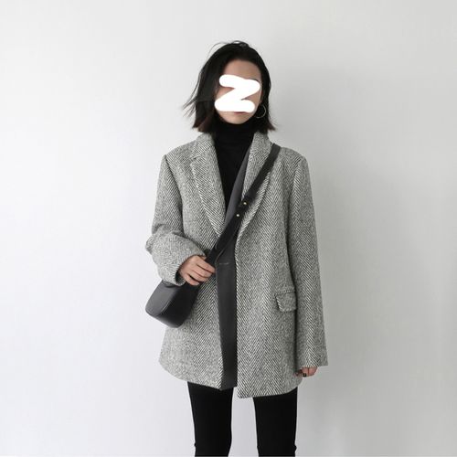 灰色毛尼外套怎么搭配