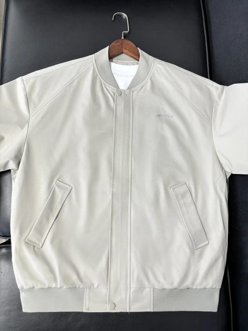 灰色夹克怎么搭配裤子