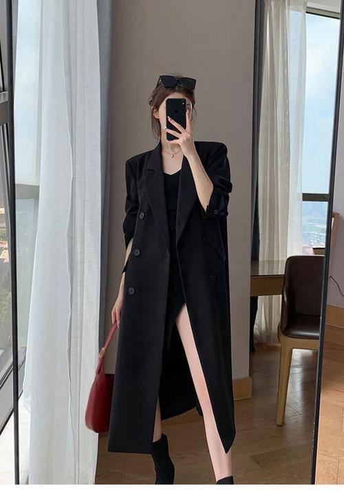 女款黑色风衣怎么搭配