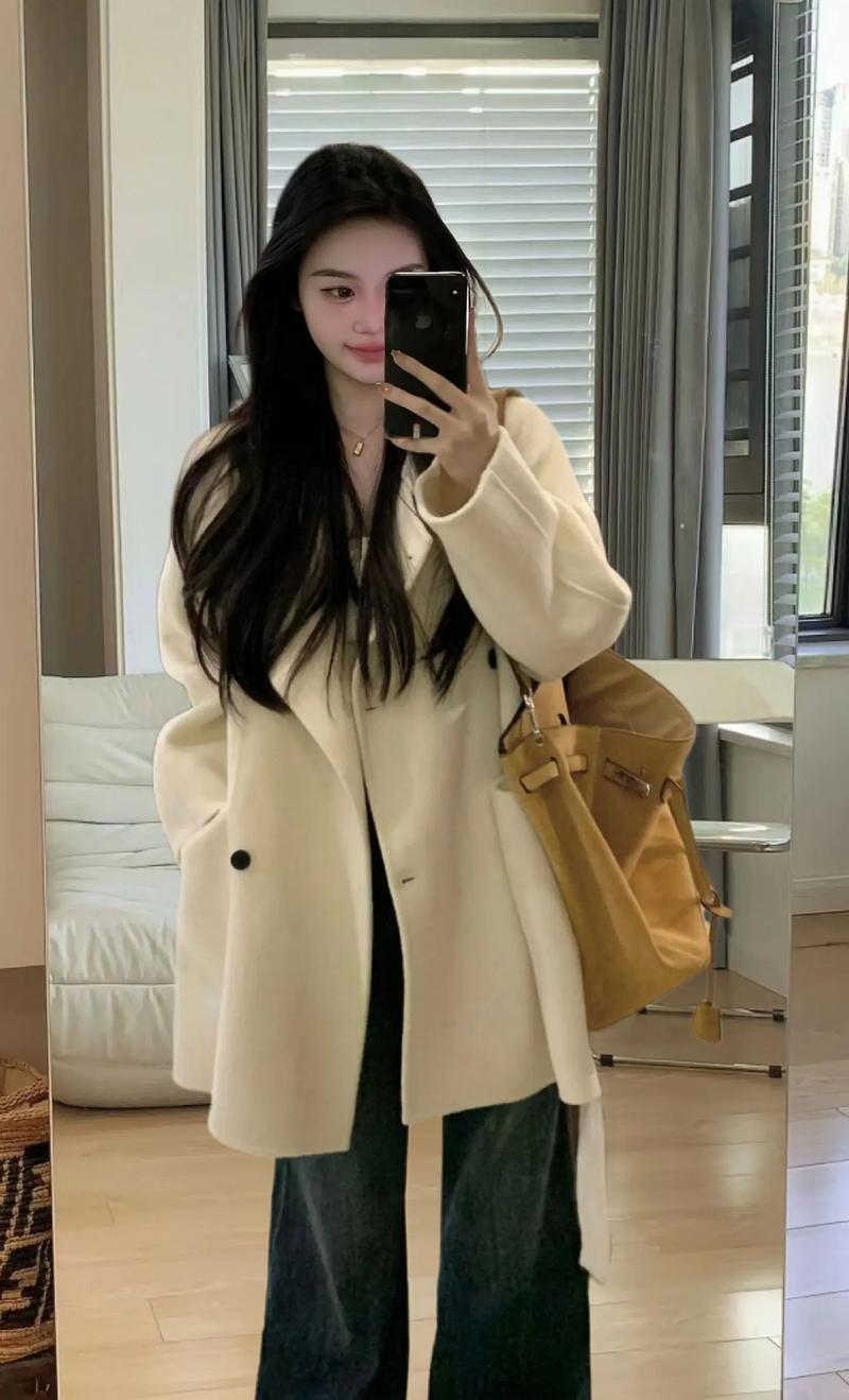 白色中长款衣怎么搭配图片