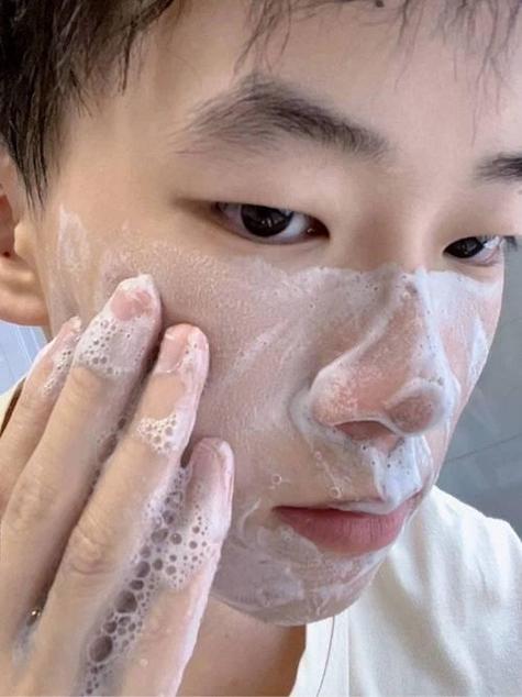 先用磨砂膏还是洗面奶