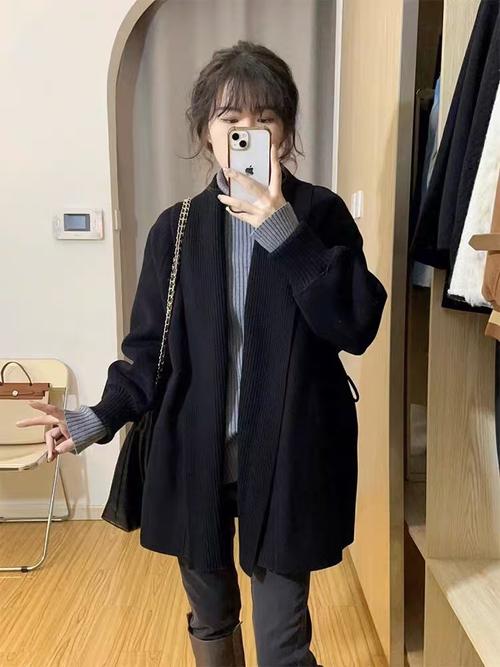 黑毛衣配什么外套