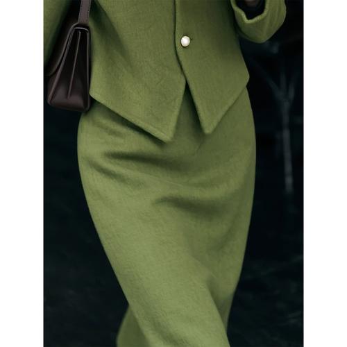 军绿色毛呢女士外套怎么搭配