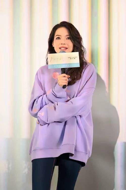 紫色卫衣搭配什么外套