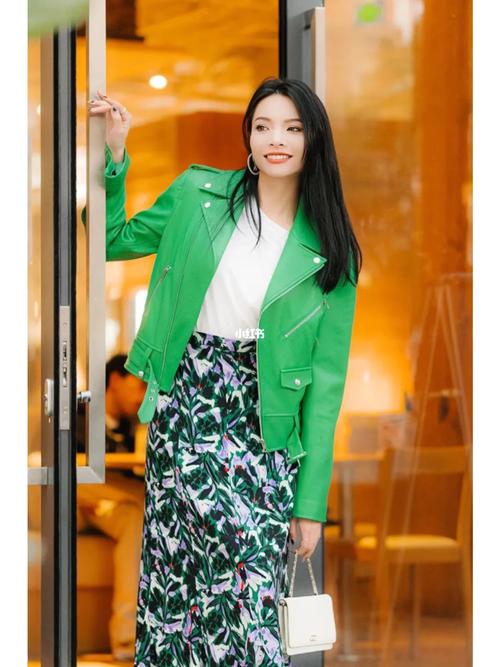 绿色皮马甲怎么搭配好看吗