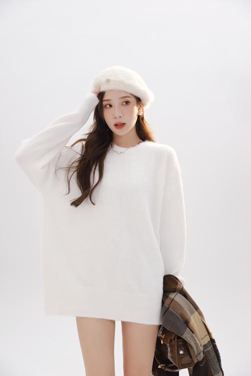 大白色长款毛衣怎么搭配衣服好看吗