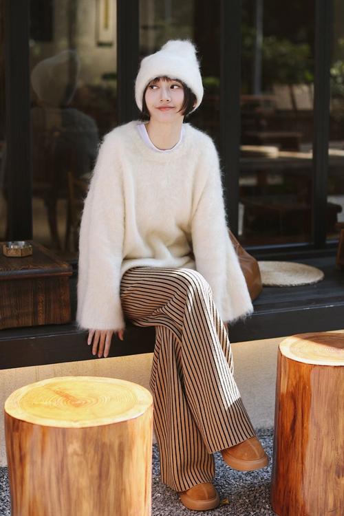 大白色长款毛衣怎么搭配什么裤子好看