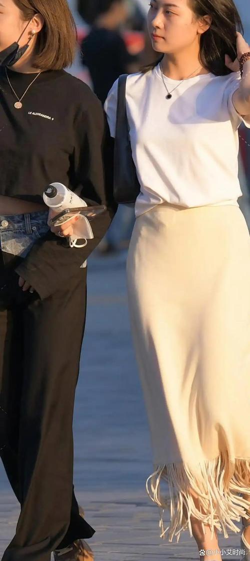 白色t恤搭配米色裙子怎么搭配