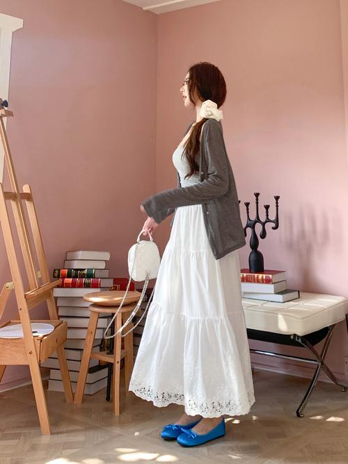 休闲白色中长裙怎么搭配图片