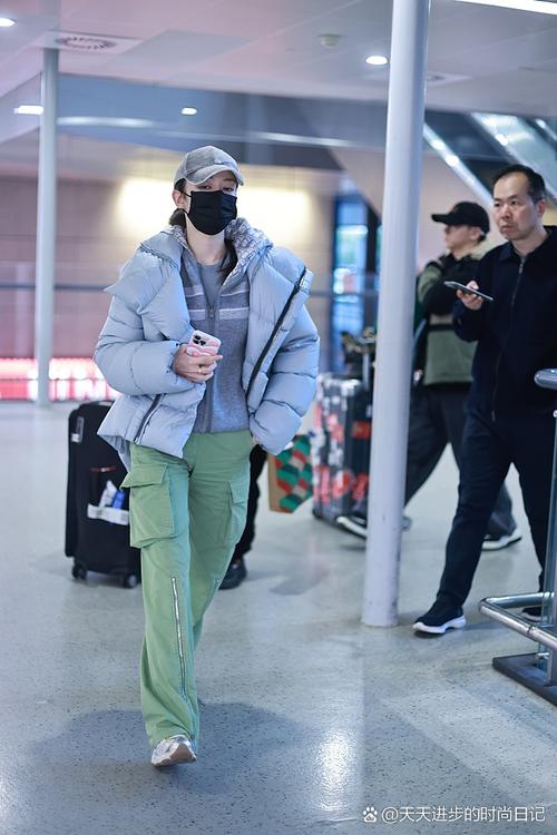 蓝色衣服军绿色鞋子怎么搭配什么裤子好看吗