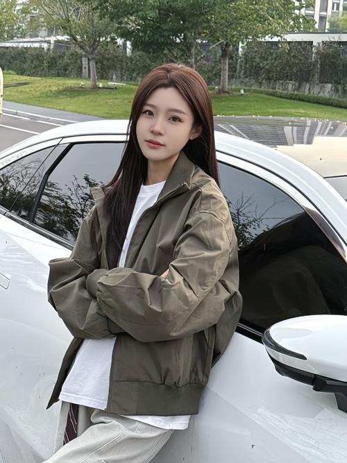 军绿色长款夹克怎么搭配什么裤子