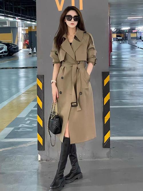 及膝长大衣怎么搭配衣服