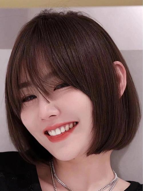 脸大剪什么短发