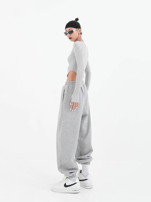 灰色长袖上衣怎么搭配图片欣赏