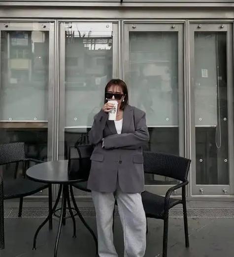 灰衬衫怎么搭配什么裤子好看吗