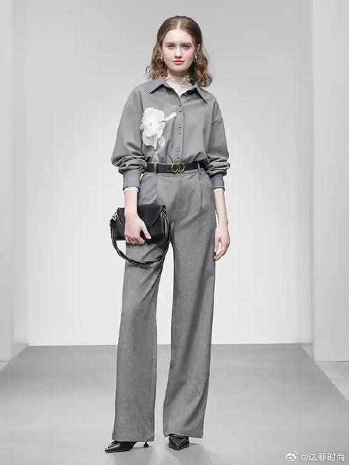灰衬衫怎么搭配什么裤子好看吗