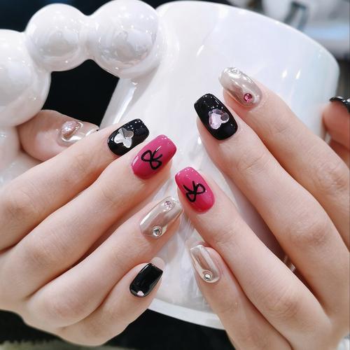 黑粉美甲怎么搭配