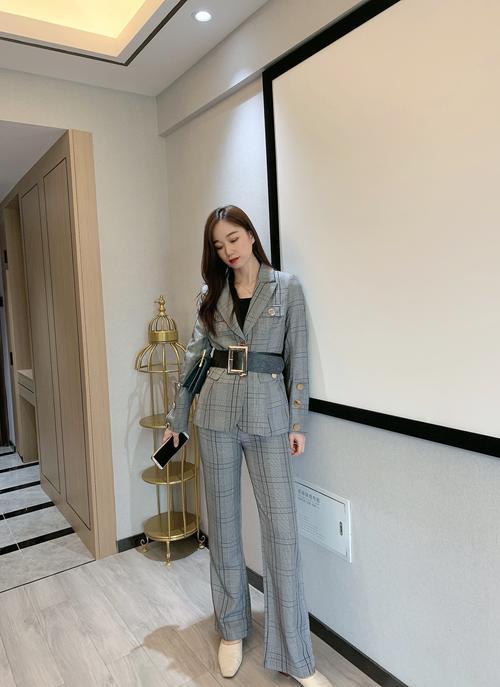 格子西装套怎么搭配裤子