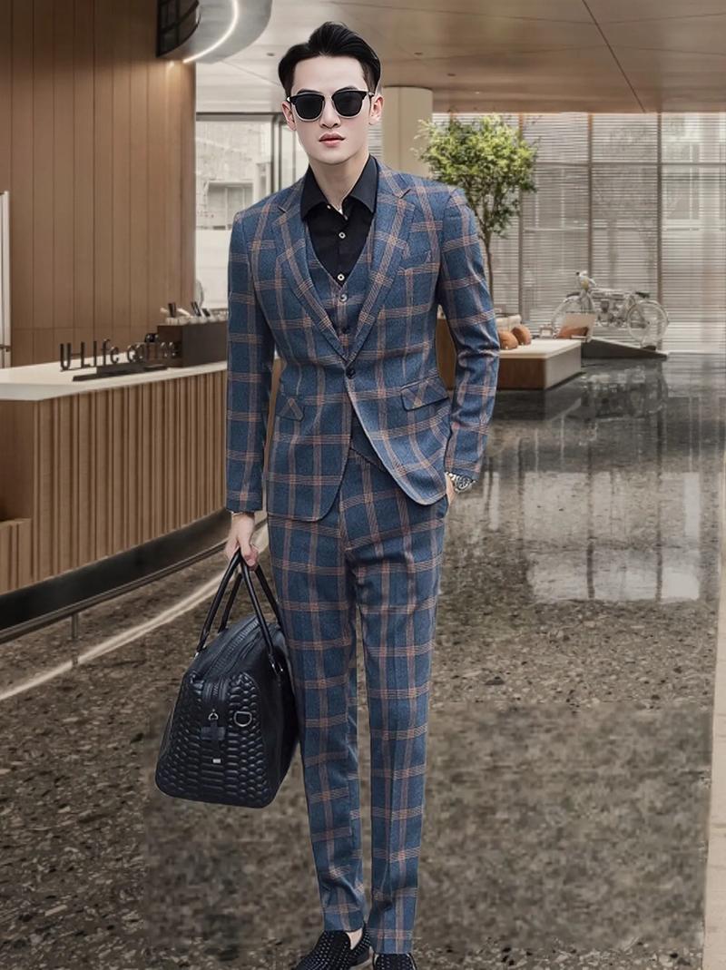 格子西装套怎么搭配裤子