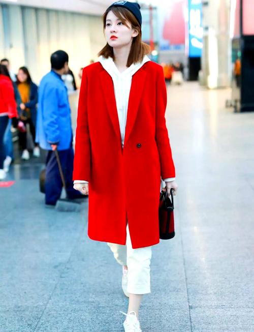 大红怎么搭配外套好看