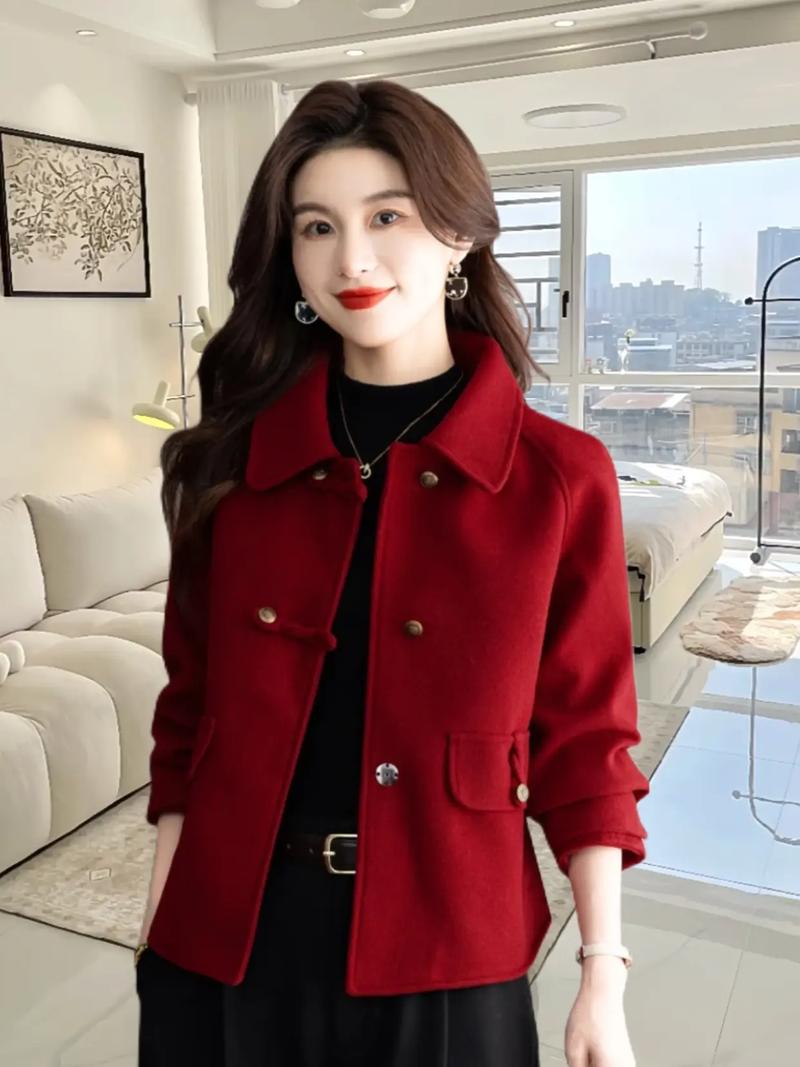 大红怎么搭配外套好看