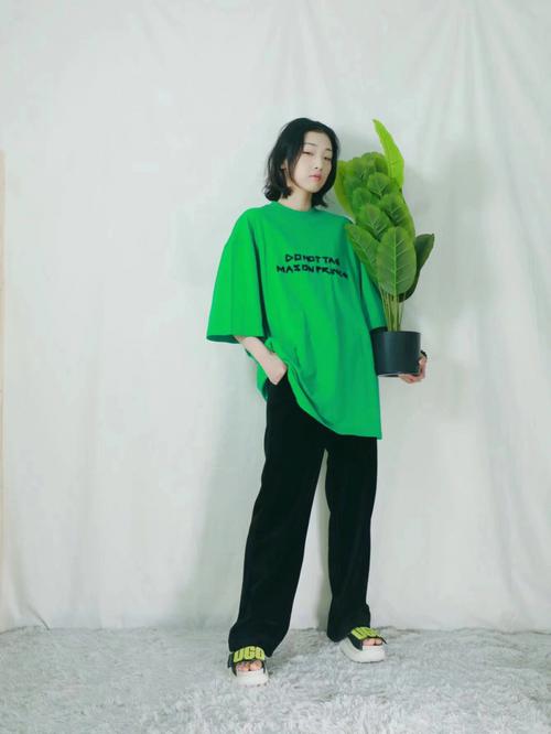 藏绿色裤子怎么搭配鞋子好看