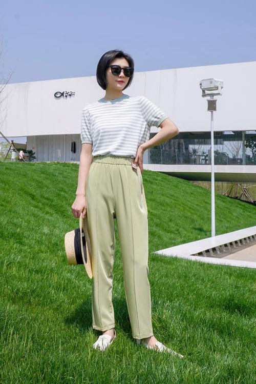 藏绿色裤子怎么搭配鞋子好看